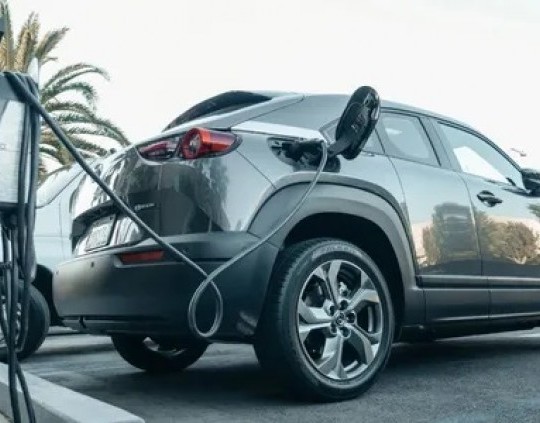 Nación abre la importación sin arancel de 50 mil autos eléctricos e híbridos para 2026