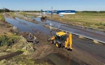 Un desborde cloacal provocó la rotura del asfalto y un caos vehicular en el ingreso a Pinamar
