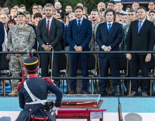 Milei entregó el sable corvo de San Martín a los Granaderos a Caballo