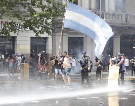 CGT y CTA marcharon contra la reforma laboral y hubo incidentes entre la policía y manifestantes