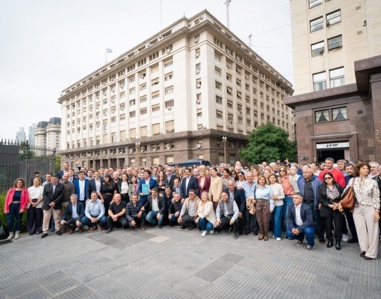 Intendentes se movilizaron al ministerio de Economía para reclamar por obras y recursos