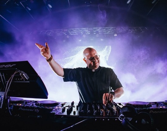 Una Plaza de Mayo colmada celebró la fiesta electrónica del padre Guilherme