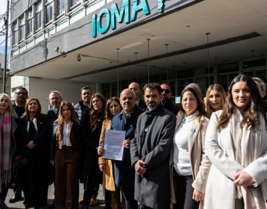 El oficialismo logró postergar la sesión pedida por la oposición por la crisis del IOMA