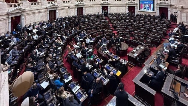 Con apoyo del PRO y la UCR, el oficialismo logró aplazar la interpelación contra Adorni