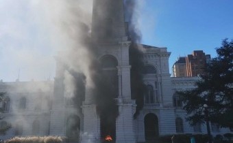 Militantes del MTE prendieron fuego la municipalidad de La Plata