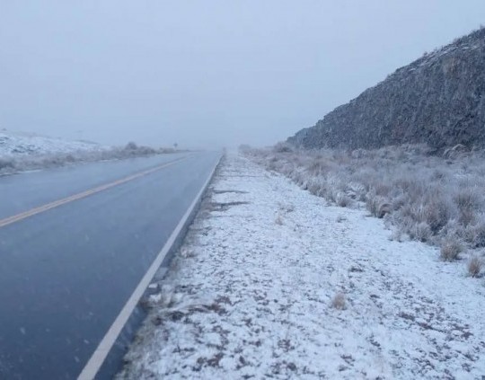 El frío extremo trajo nieve y tiñó de blanco varias zonas del país