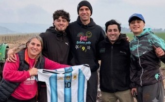El regalo del “Dibu” Martínez a los vecinos que lo ayudaron a sacar su camioneta del barro