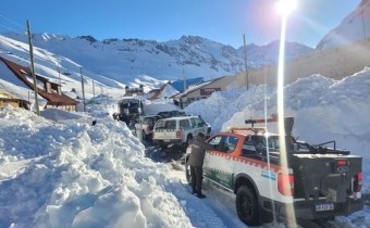 Mendoza: evacuaron a más de 200 turistas en Puente del Inca por un fuerte viento blanco