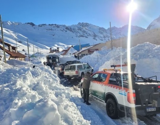 Mendoza: evacuaron a más de 200 turistas en Puente del Inca por un fuerte viento blanco