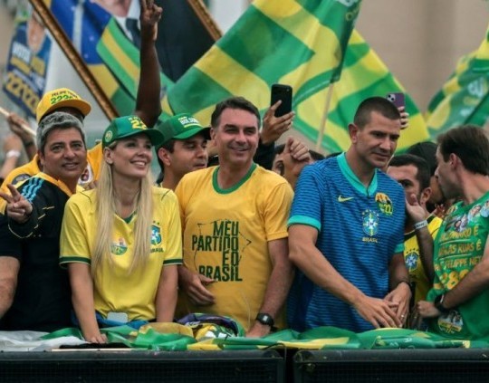 Elecciones en Brasil: Flávio Bolsonaro afirmó que el país “quiere un cambio”